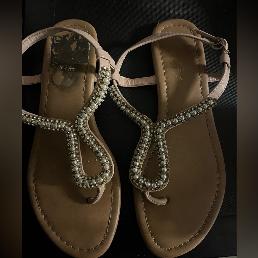 Madeline Stuart Elegant Pearl-Embellished Tan Sandals 8.5 slip-on slingback - Picture 2 of 4